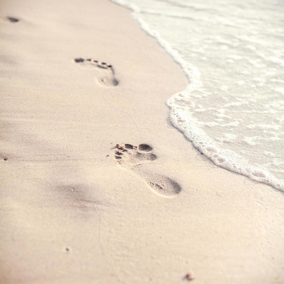 voetafdrukken op een tropisch strand foto