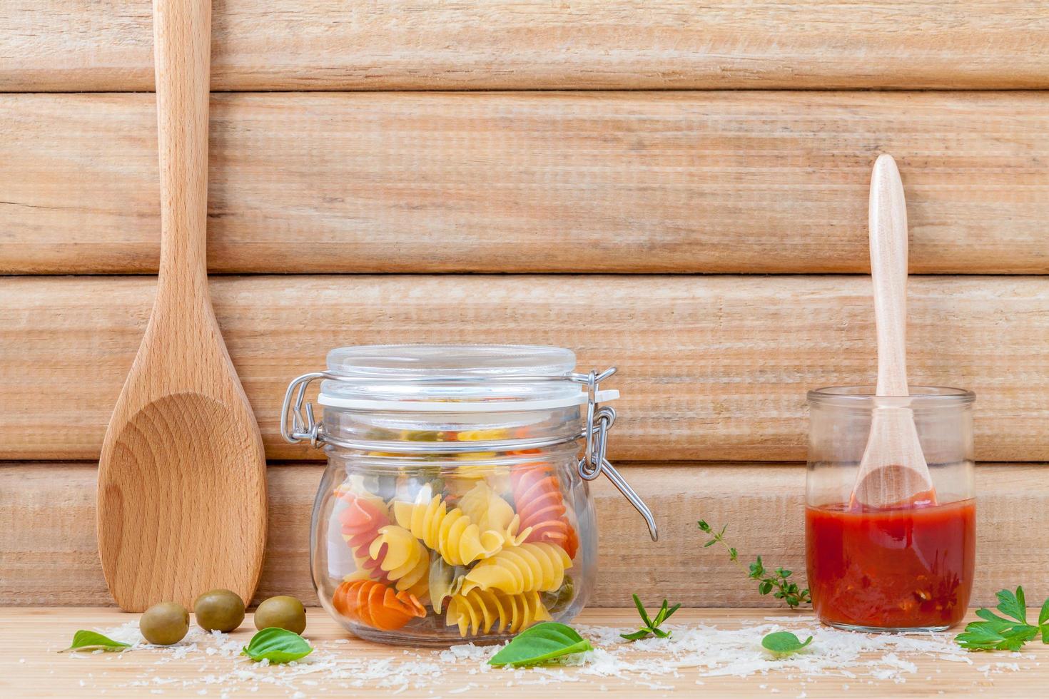 gedroogde pasta in een pot foto