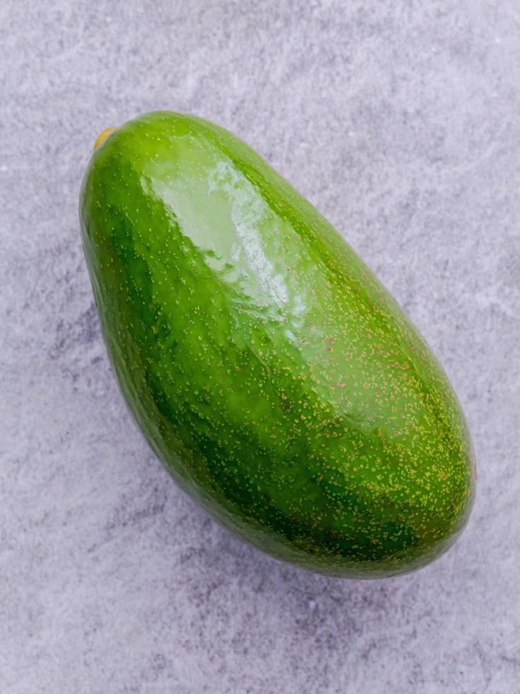 avocado op grijs foto