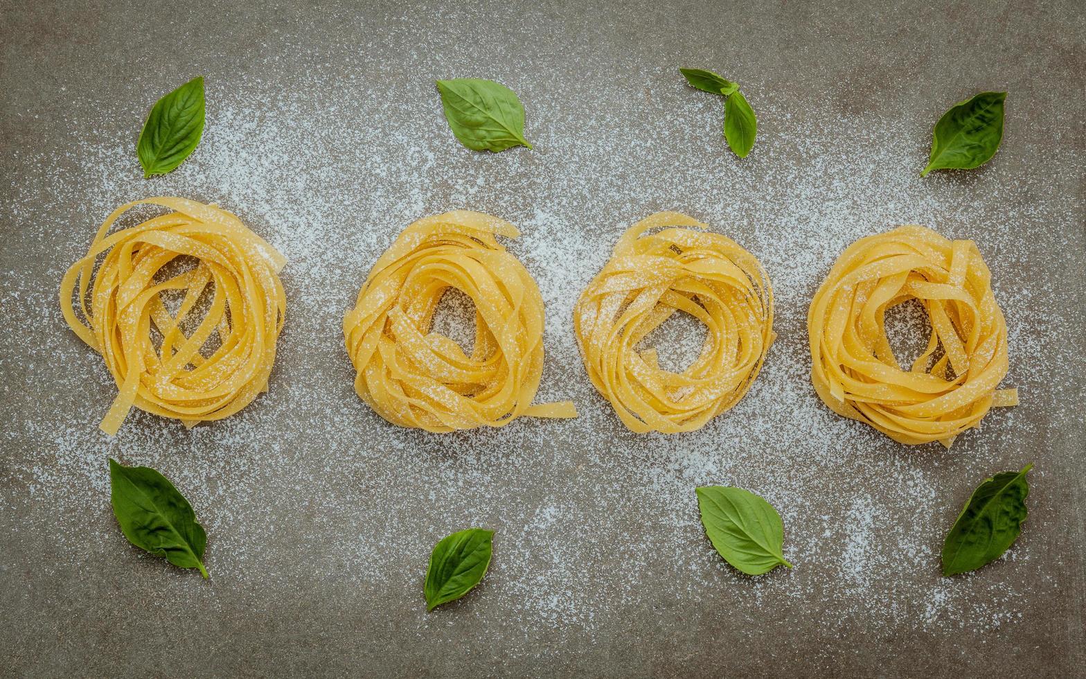verse pasta op een grijze achtergrond foto