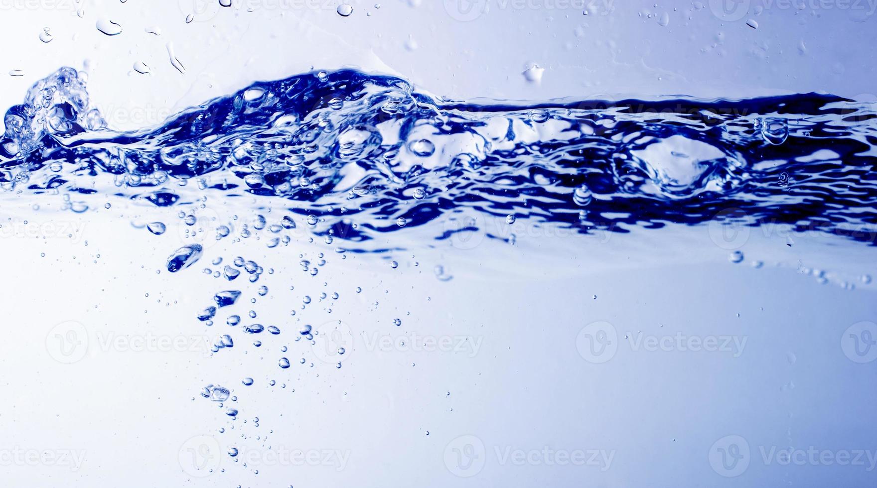 water en bellen op blauwe achtergrond foto