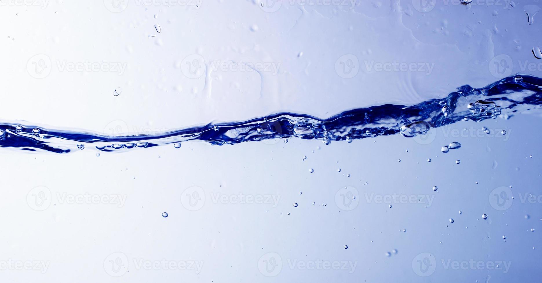 water en bellen op blauwe achtergrond foto