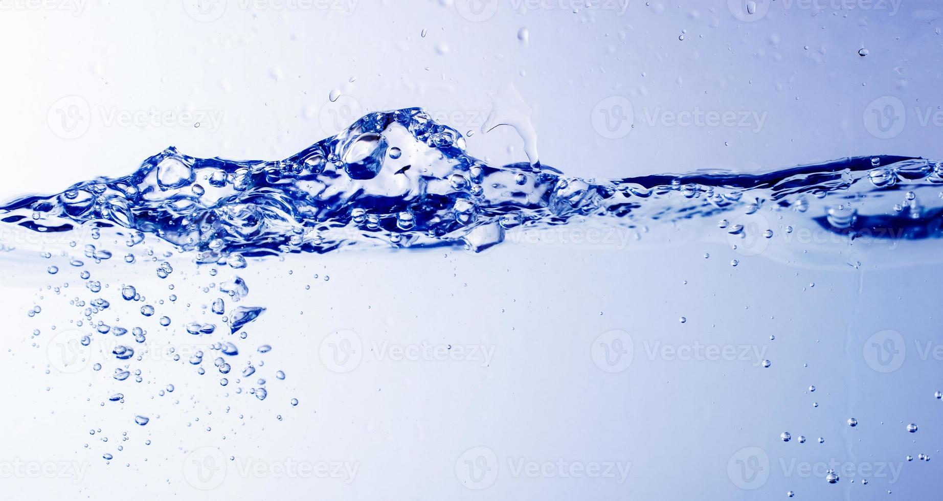 water en bellen op blauwe achtergrond foto