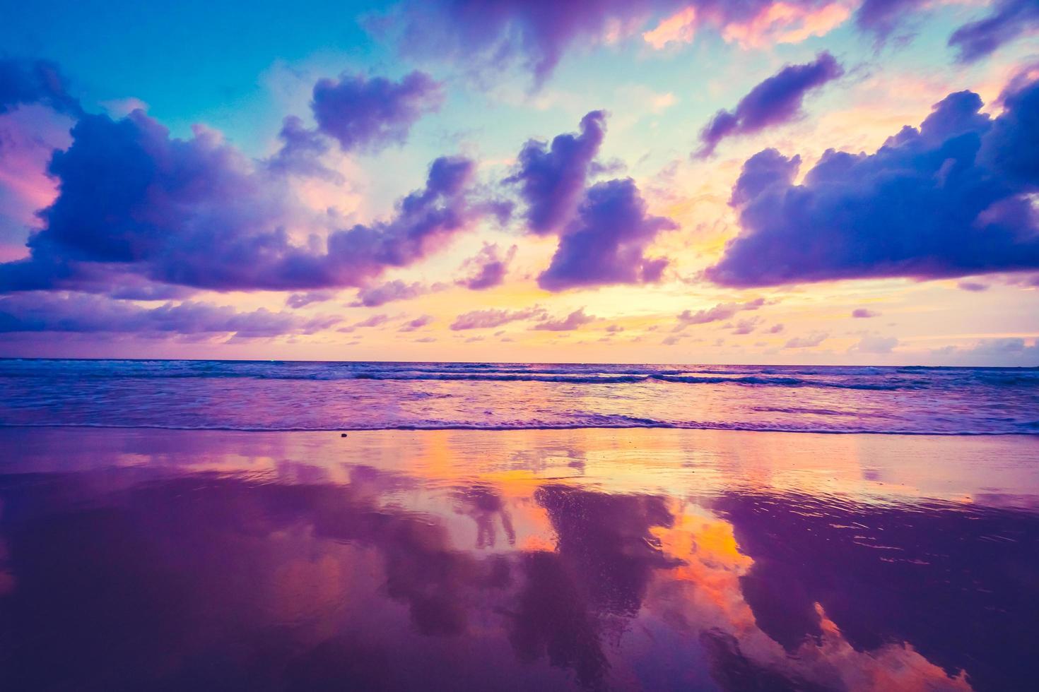 zonsondergang over het strand foto