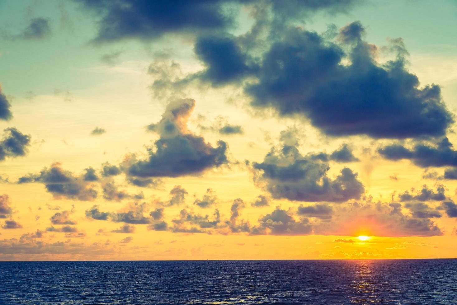 zonsondergang over het strand foto