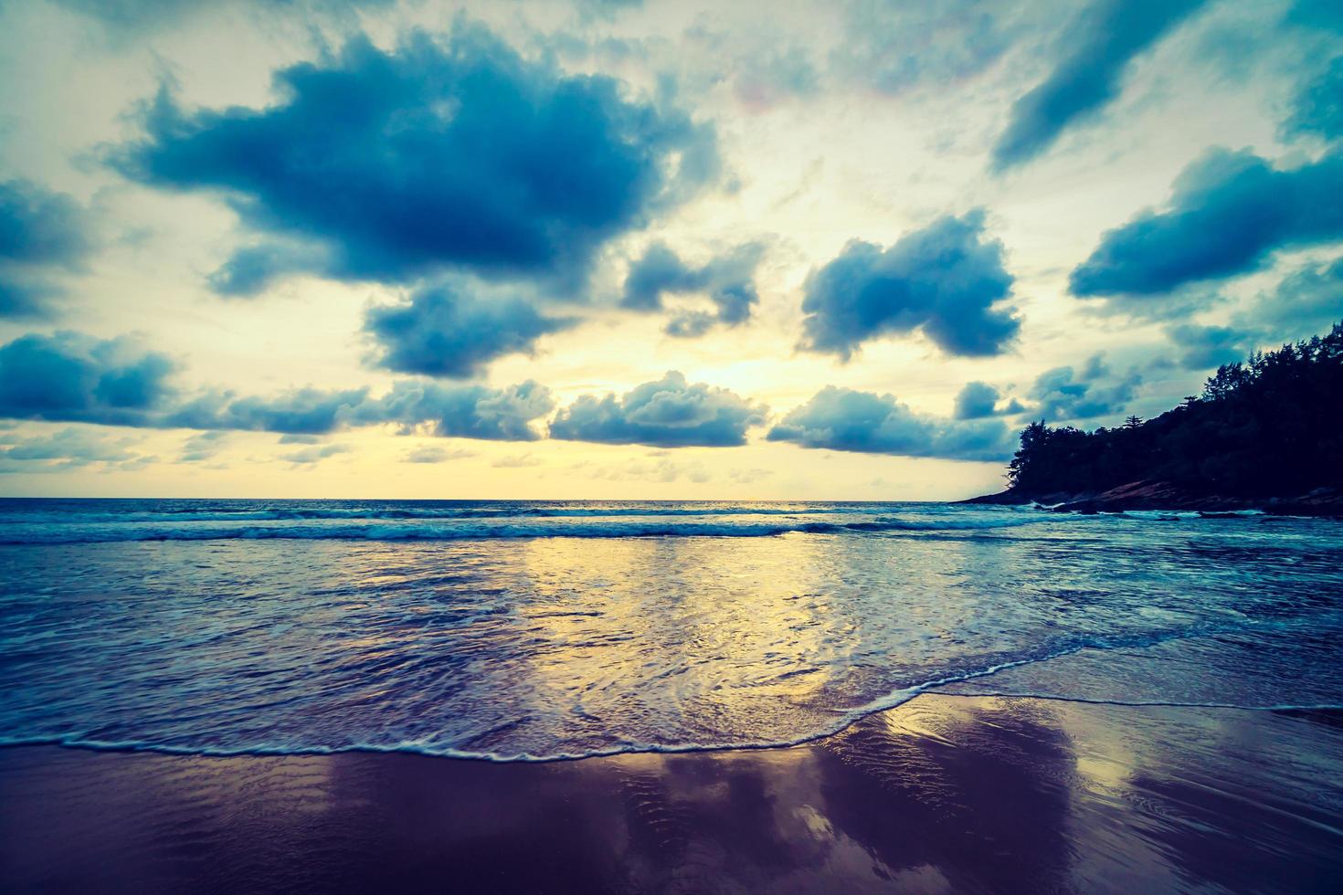 zonsondergang over het strand foto