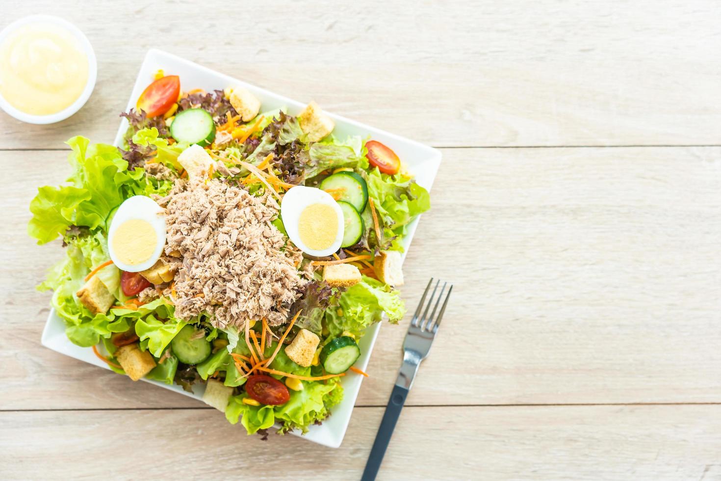 tonijnvlees en eieren met frisse salade foto