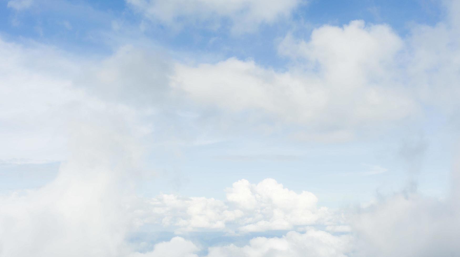 wolken in een blauwe hemel foto