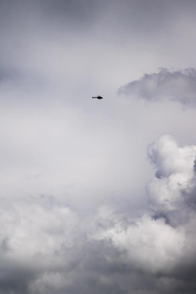 helikopter die in wolken vliegt foto