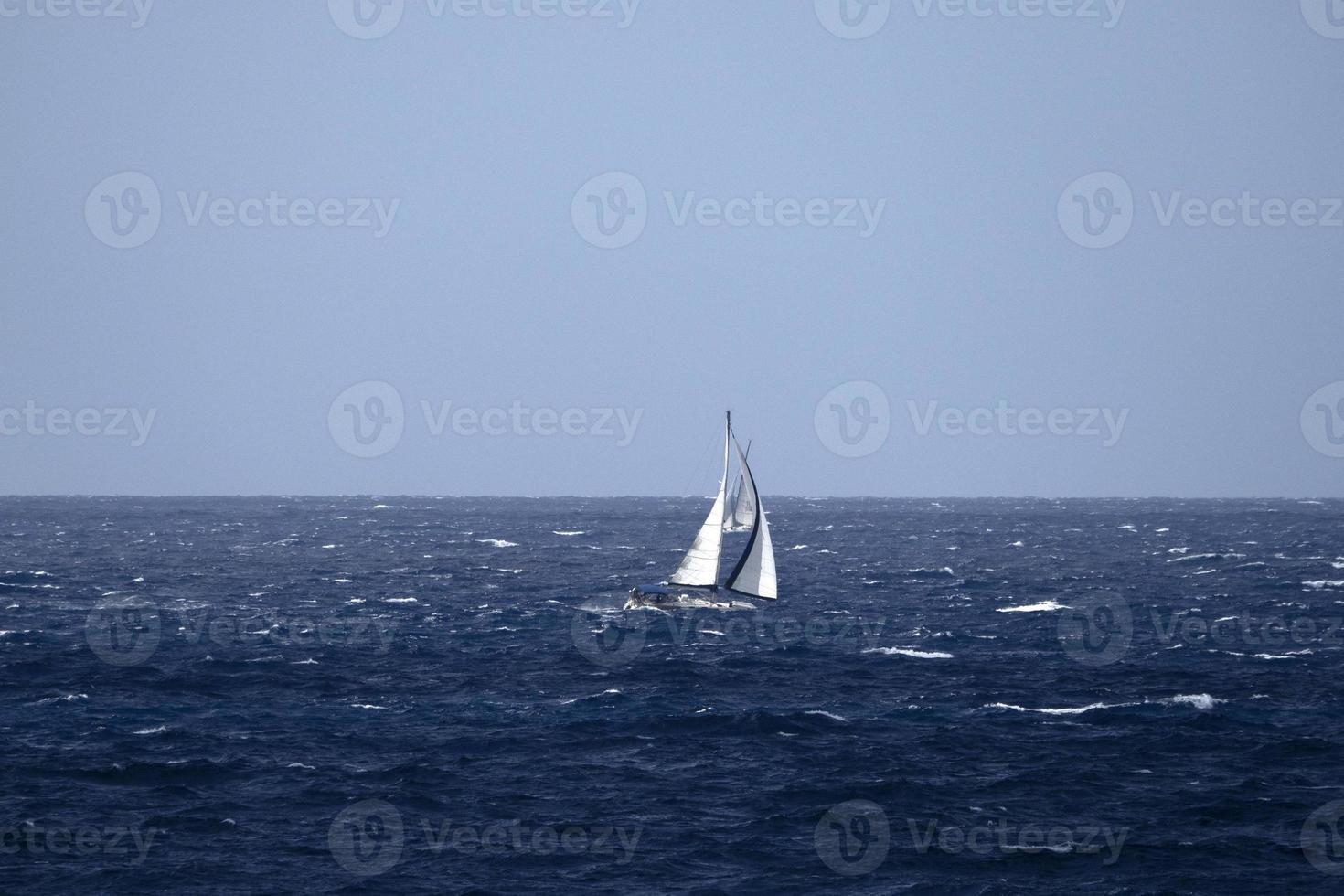 zeil boot in hoog golven zee foto