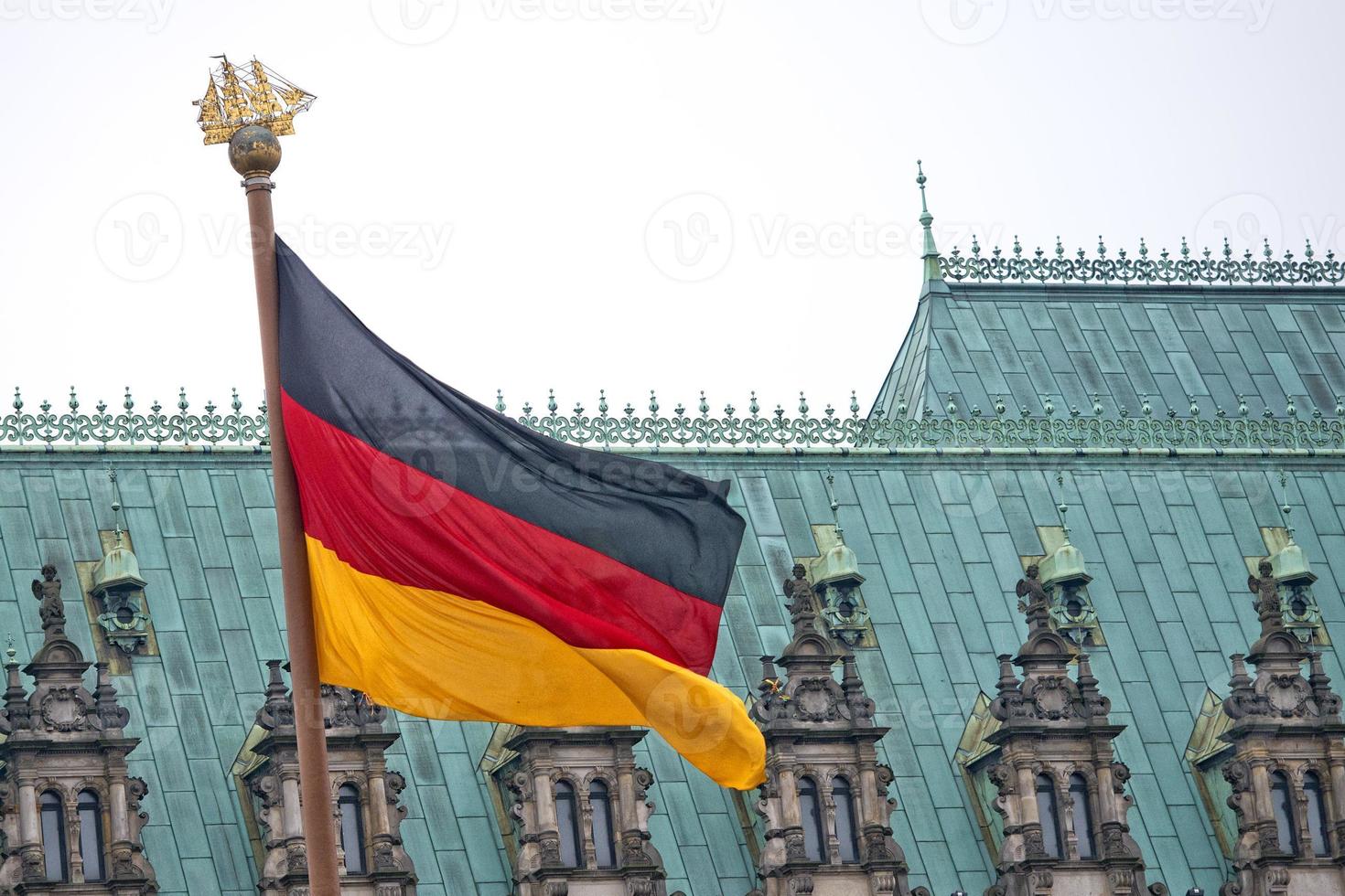 Duitse vlag Aan Hamburg rathaus foto