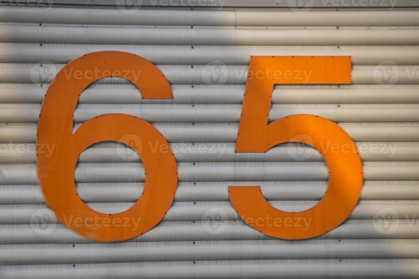 aantal 65 in oranje foto