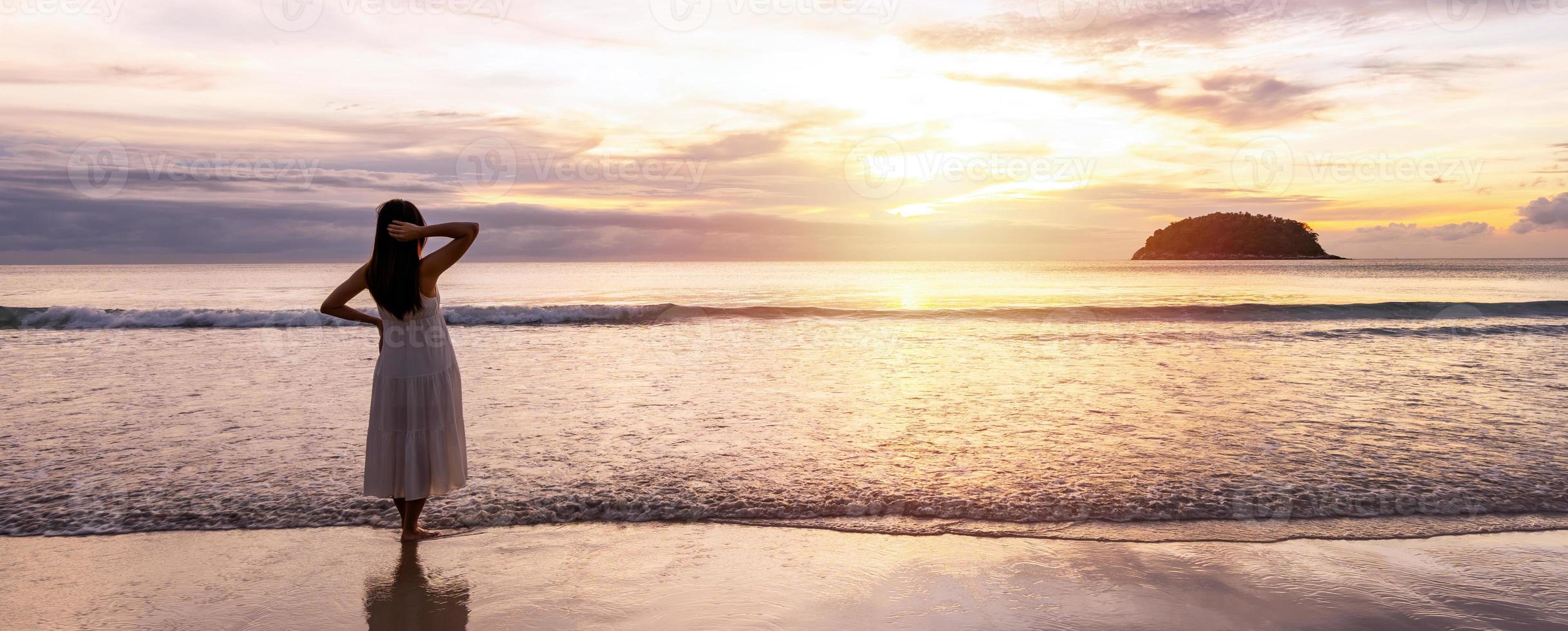 jong vrouw ontspannende en op zoek mooi zonsondergang over- de zee net zo een rustig tropisch strand en golven voor zomer vakantie foto