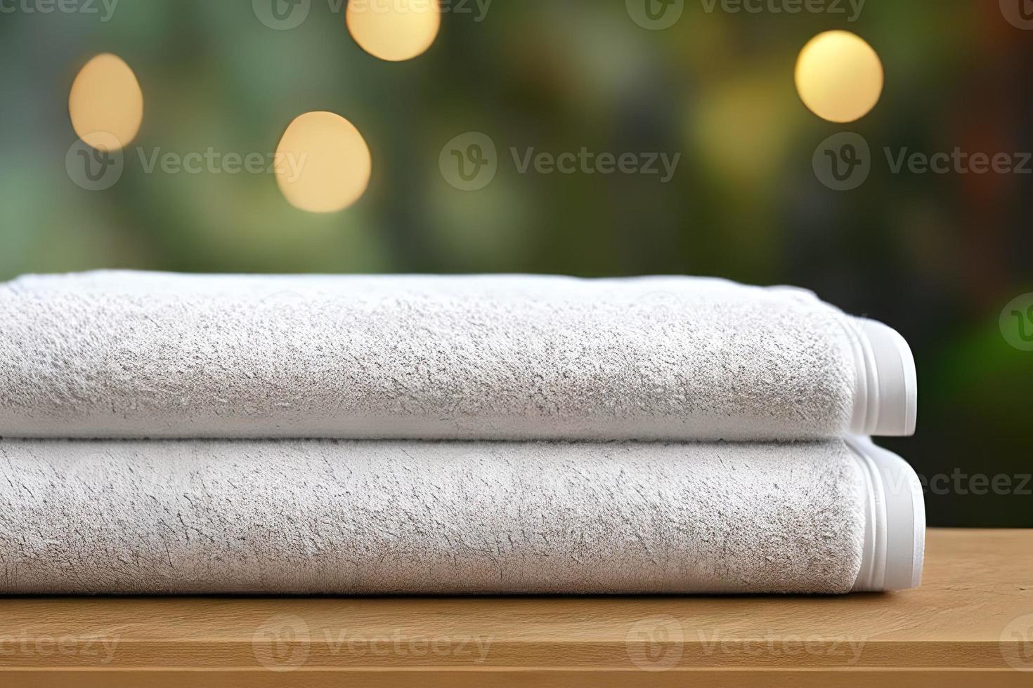 schoon twee wit kleur gevouwen handdoek mooi hoor en netjes stack elk andere Bij de buitenshuis tafel voor fitheid, bad, zwemmen, massage en spa afzet achtergrond en ontwerp materiaal. foto