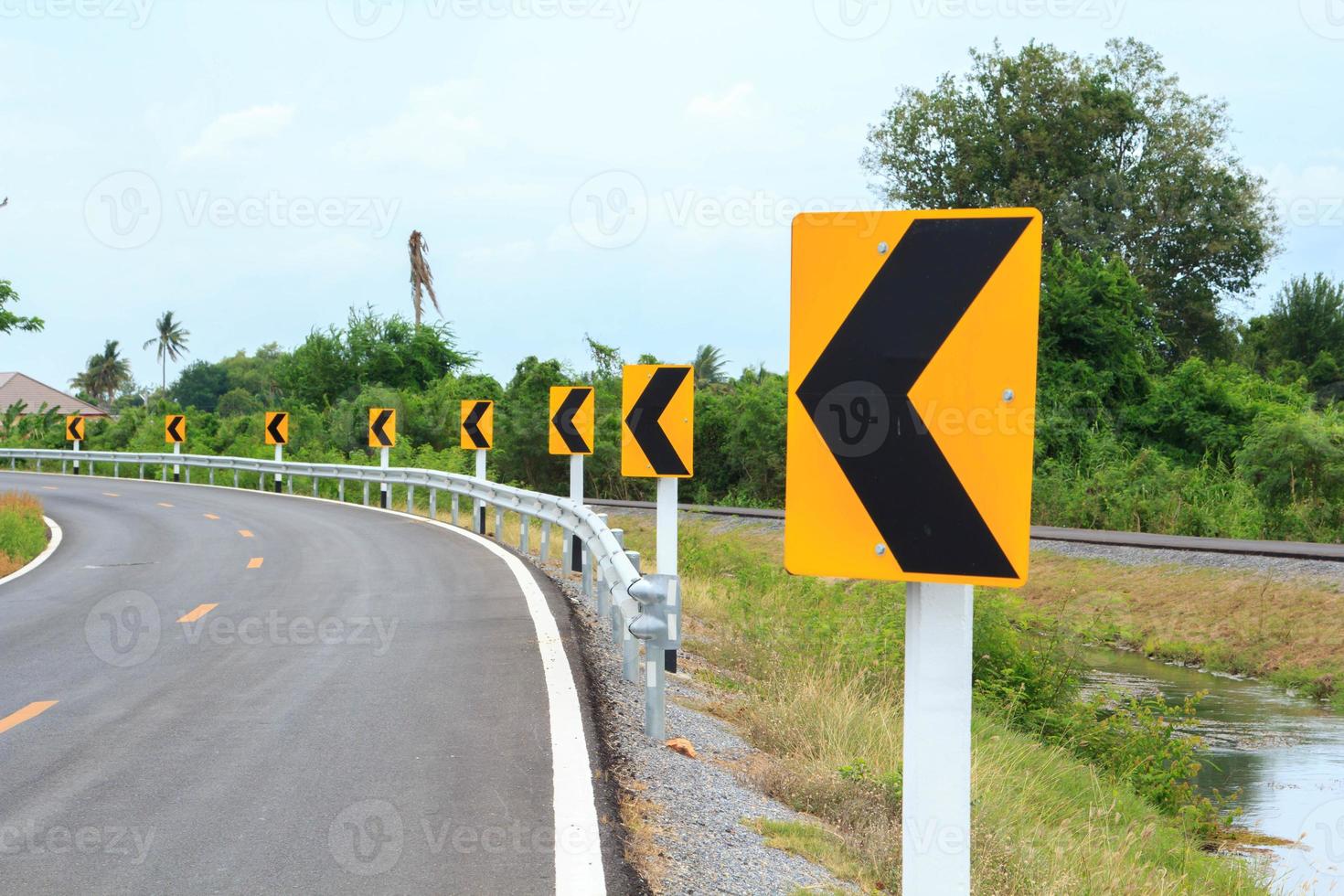 verkeer tekens worden voorzichtig van wegen en bochten. rit langzaam en worden voorzichtig van de curves verder Aan landelijk snelwegen en mooi blauw luchten. foto