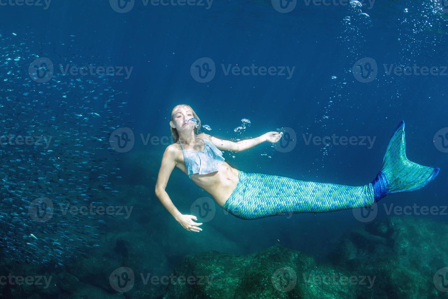 blond mooi meermin duiker onderwater- foto