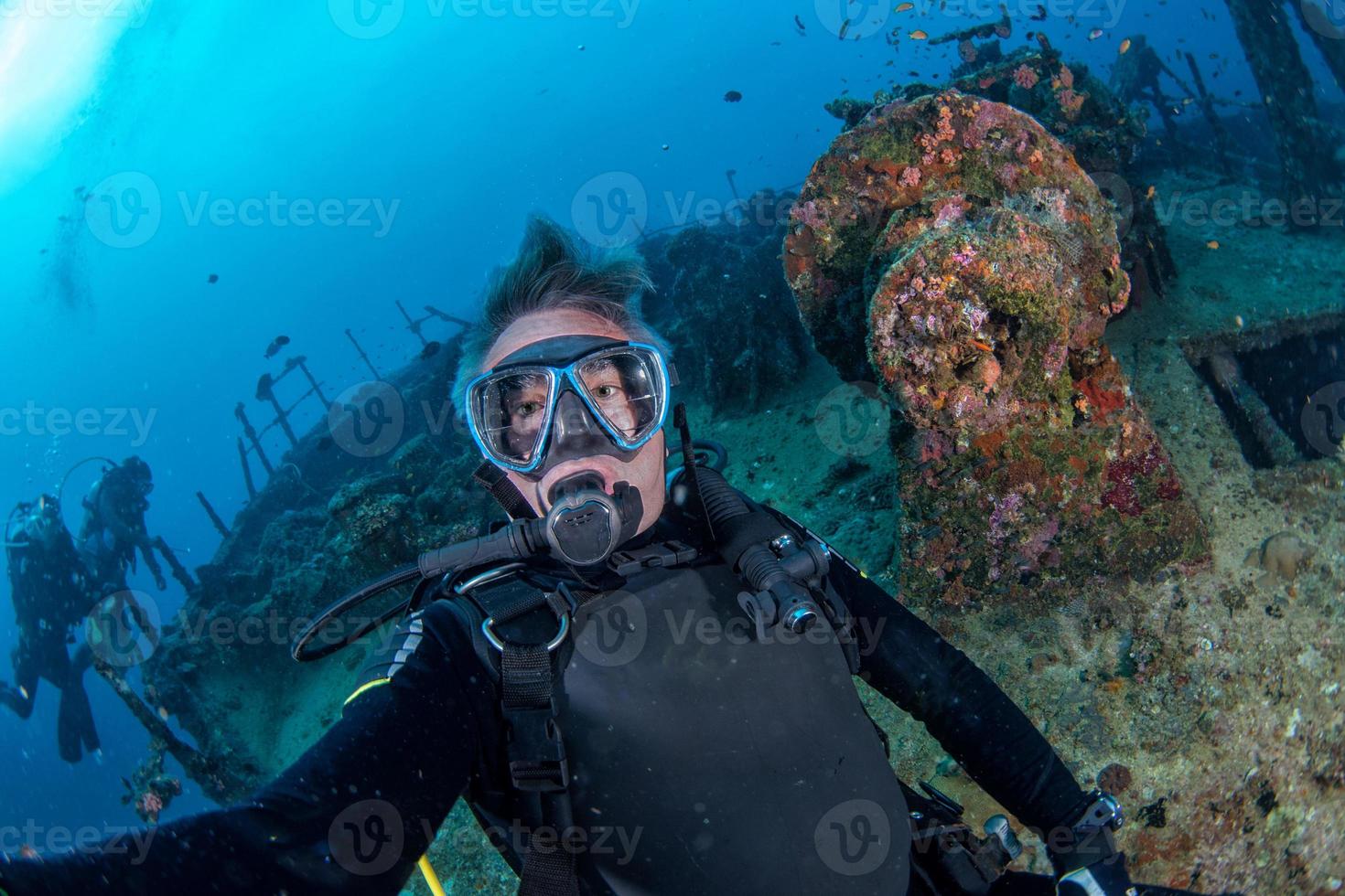 scuba duiker glimlachen onderwater- selfie portret in de oceaan foto