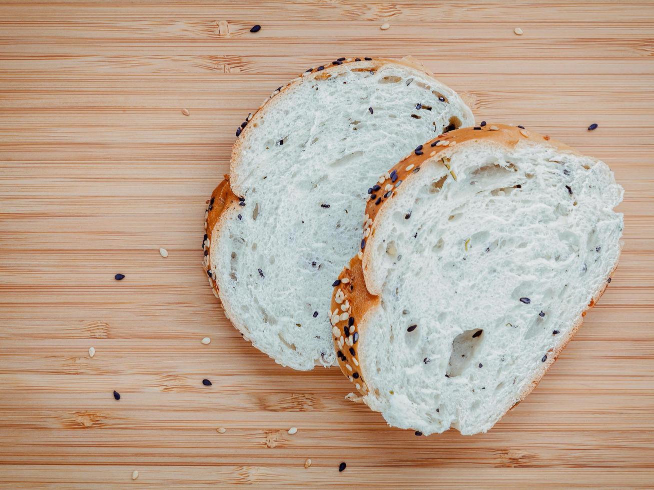 gesneden brood op hout foto