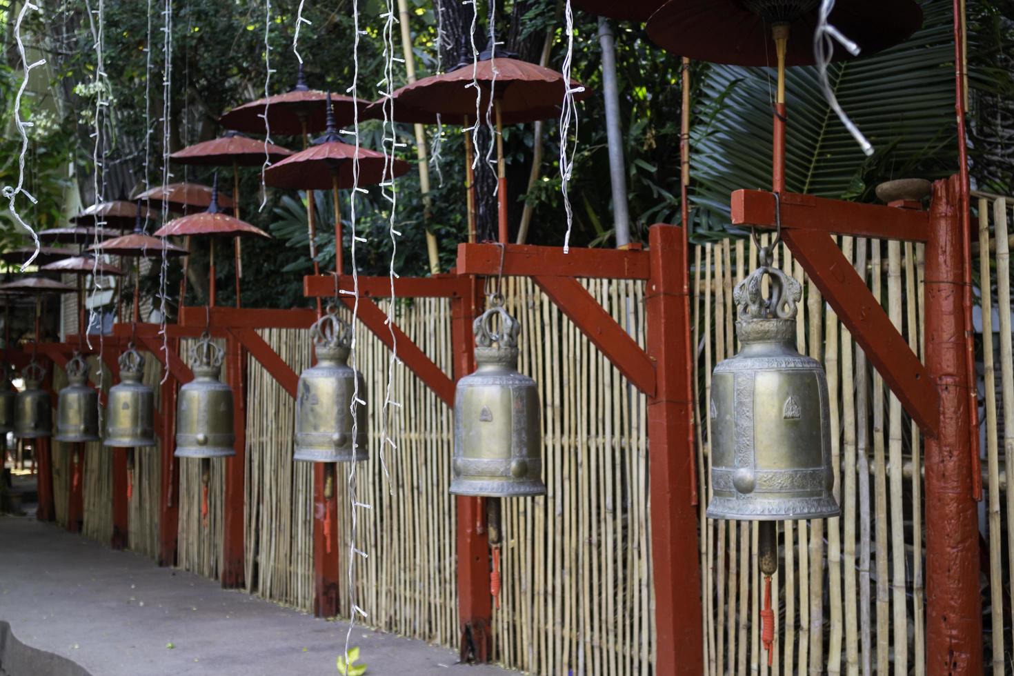 veel klokken opgehangen in Thaise openbare tempel foto