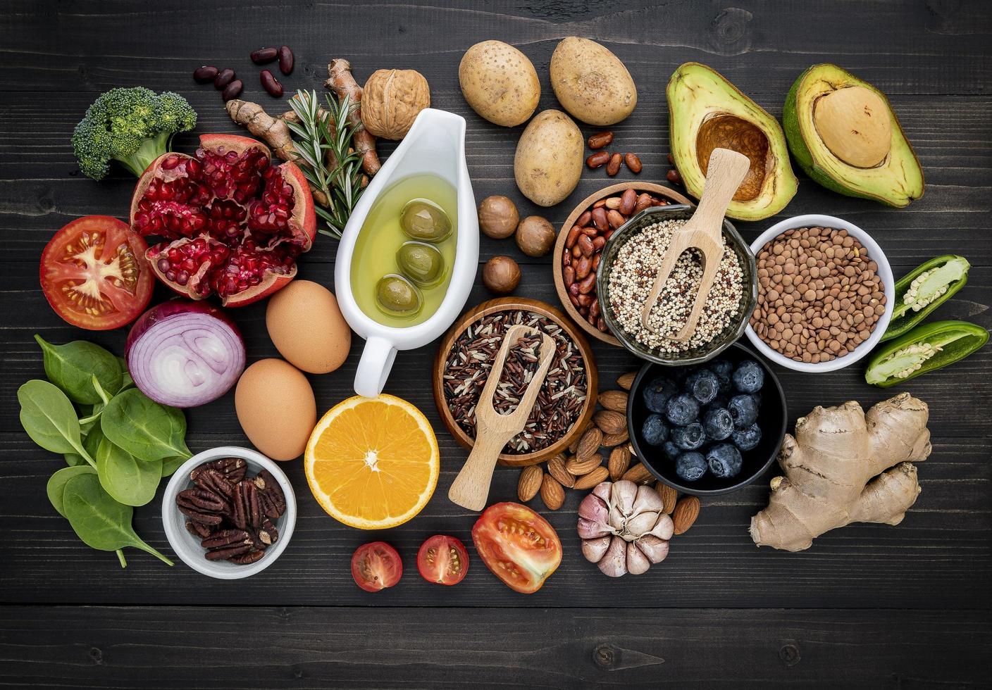 plat leggen van verse ingrediënten op donker hout foto