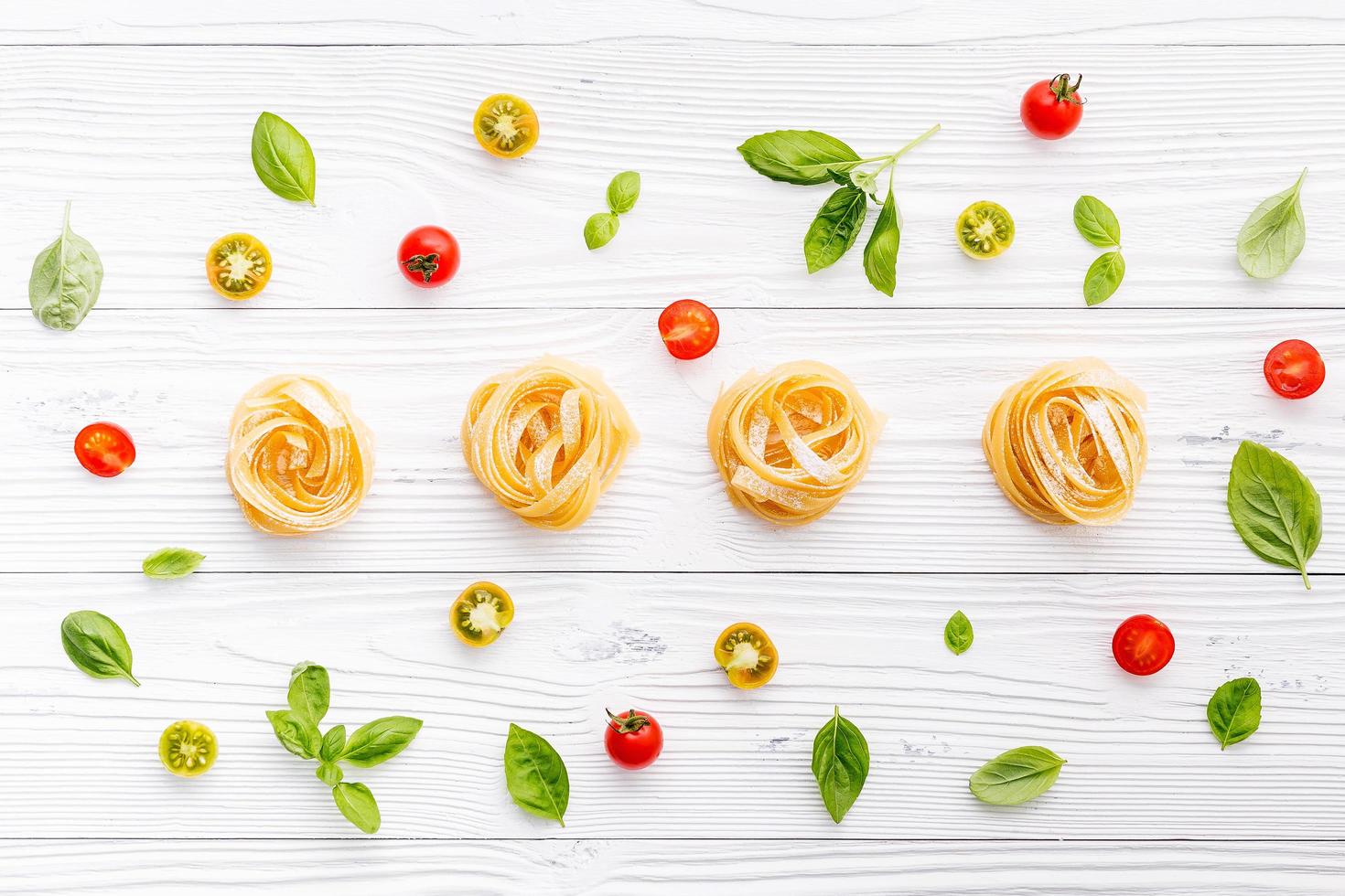 pasta met tomaten en basilicum foto