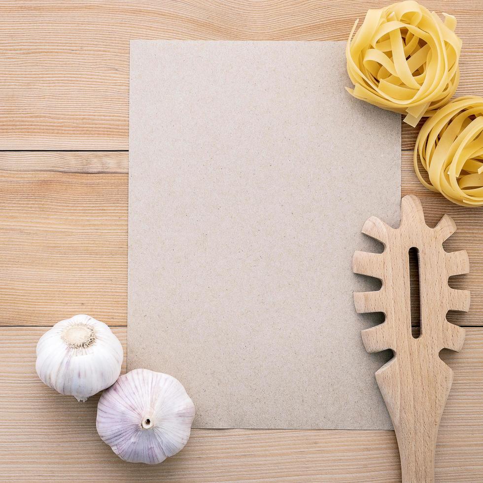 menu mock-up met pasta en knoflook foto