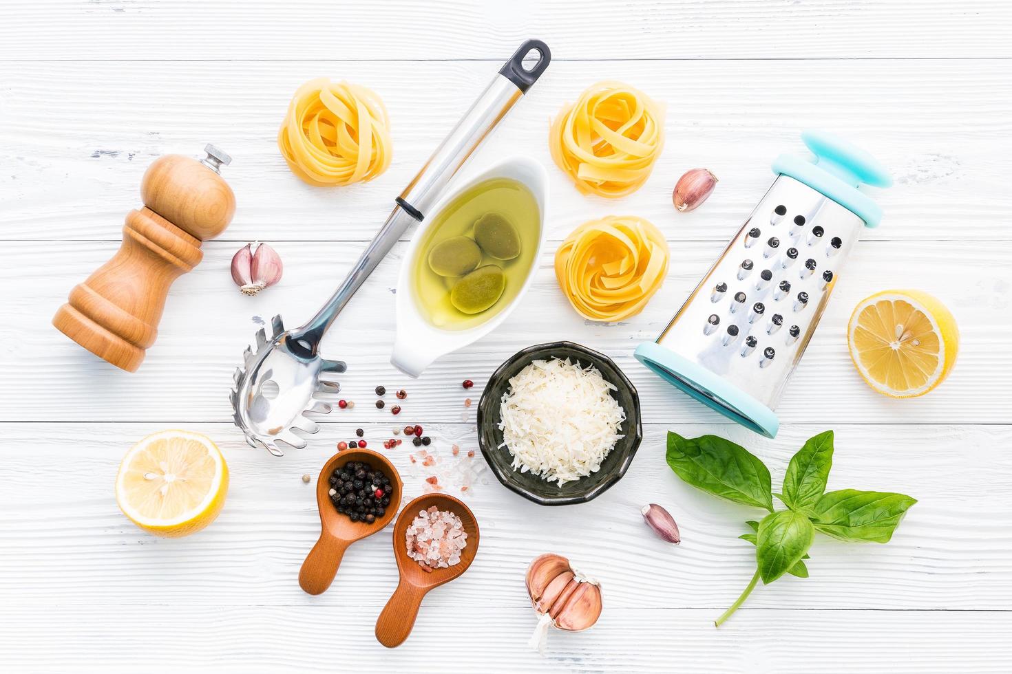 pesto ingrediënten op wit hout foto