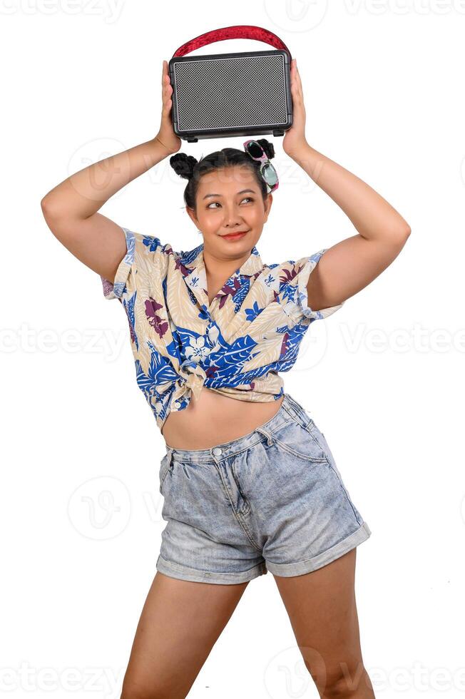 portret schattig vrouw in songkran festival met draadloze spreker foto