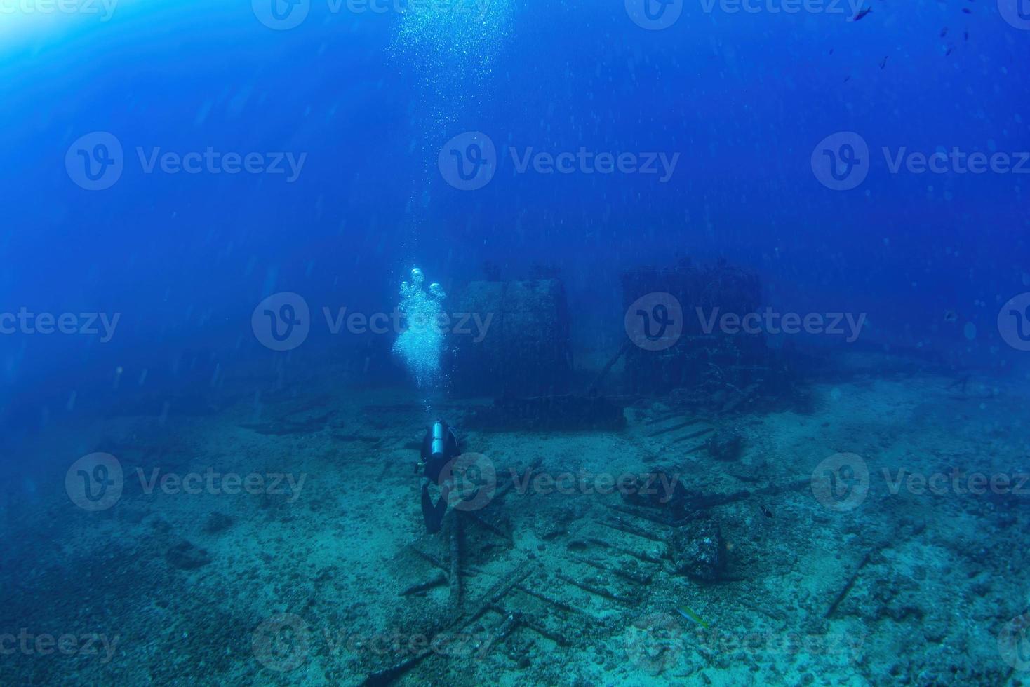 scuba duiker verkennen van gezonken schipbreuk in Cortez zee foto