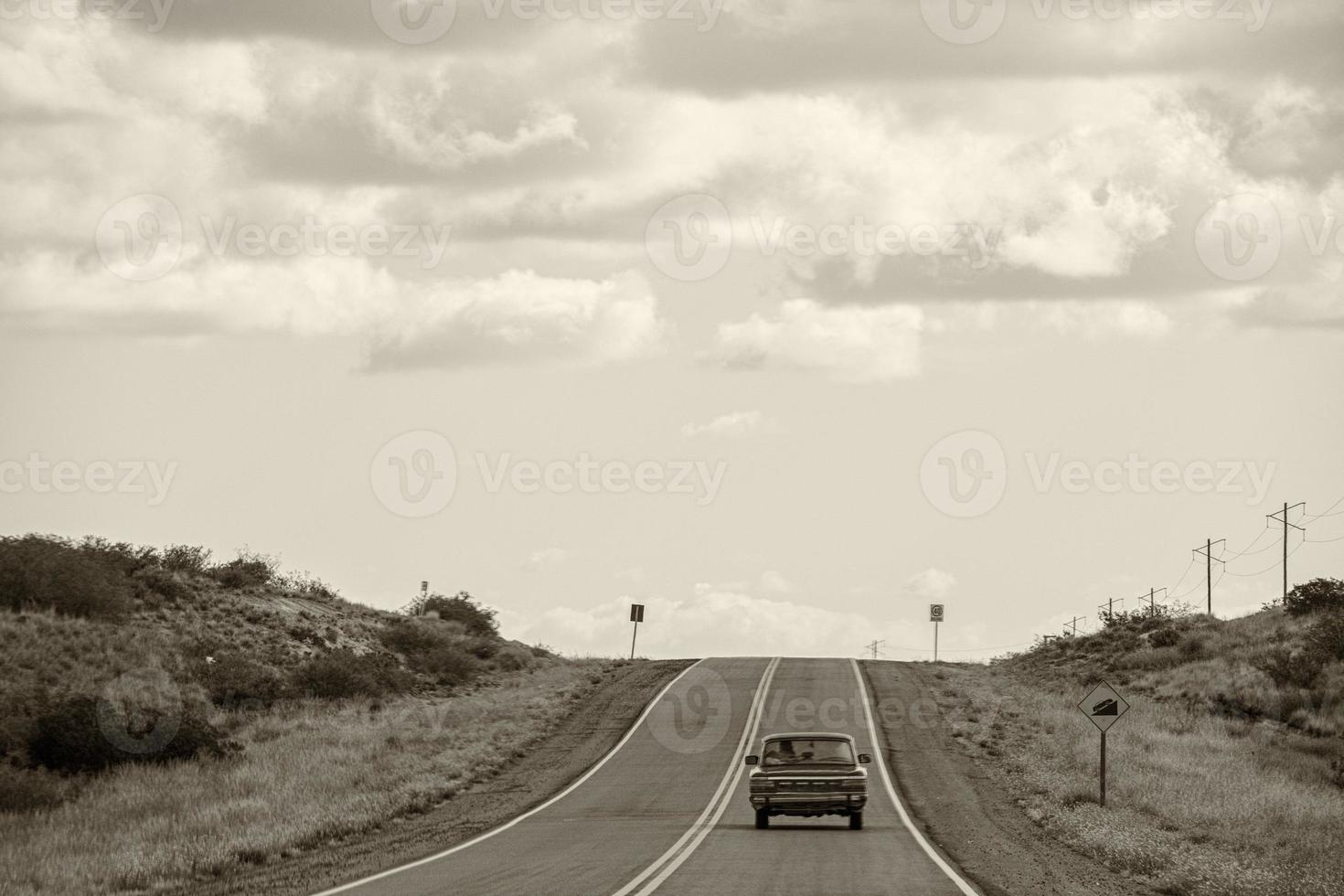 oud auto in Patagonië eindeloos weg foto