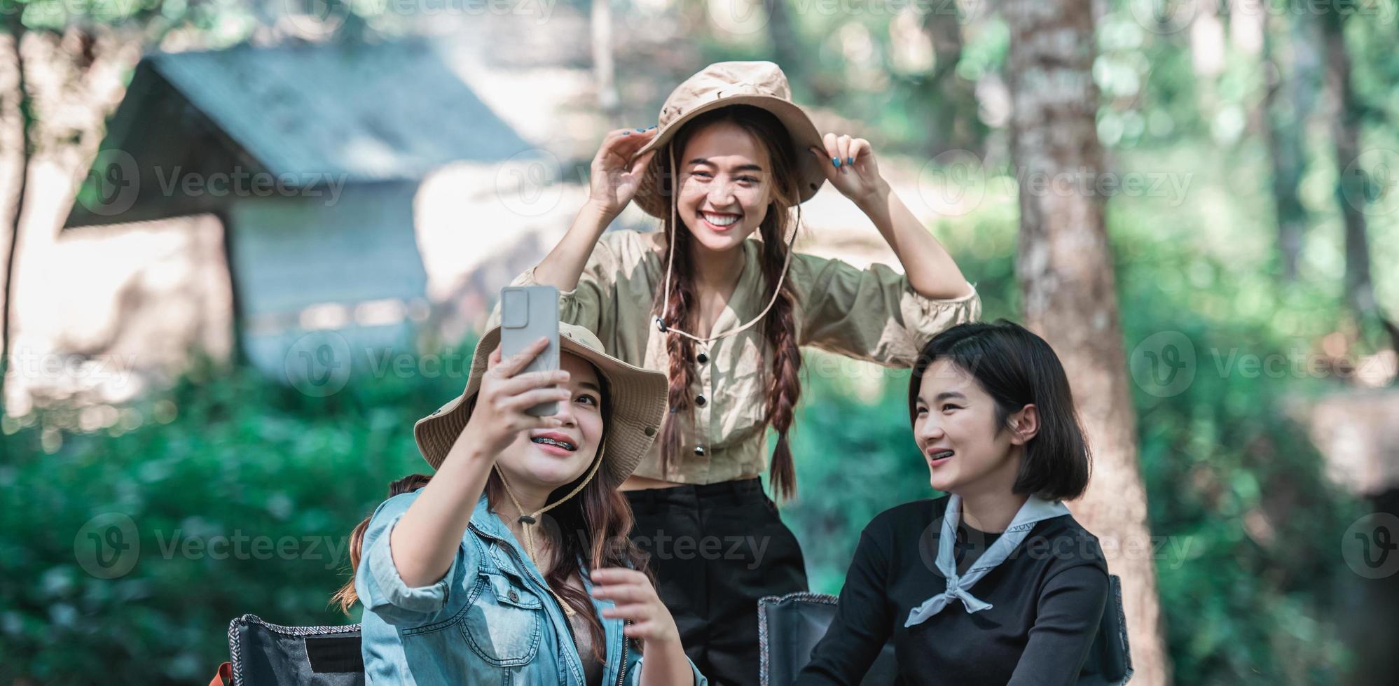 Aziatisch mooi vrouw en vriendin gebruik smartphone selfie Aan camping foto