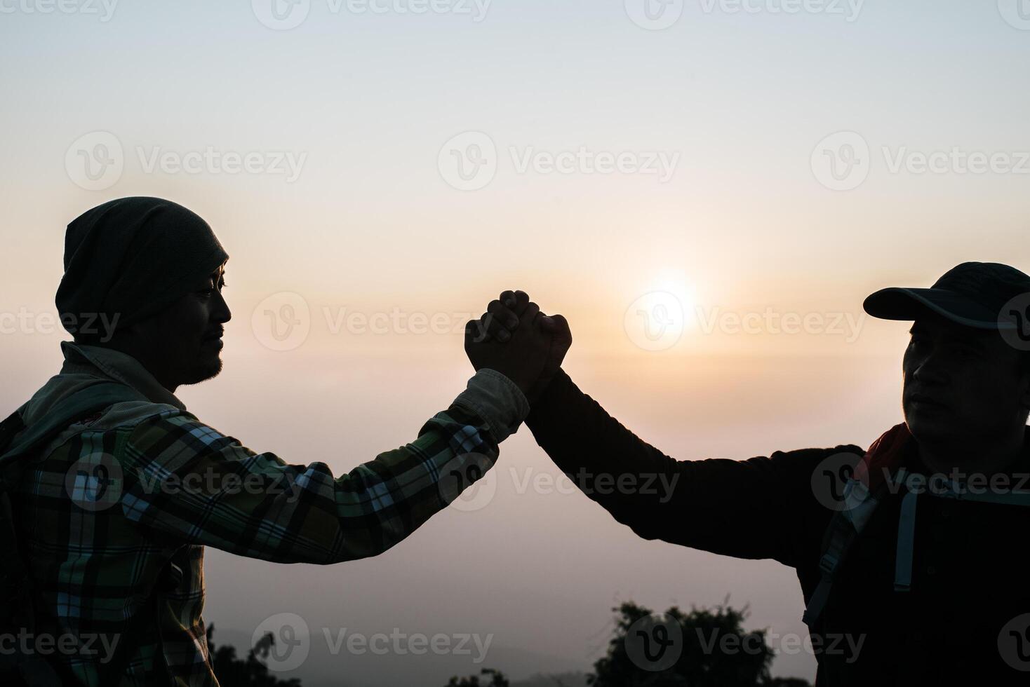 silhouet van samenspel helpen hand- vertrouwen helpen foto
