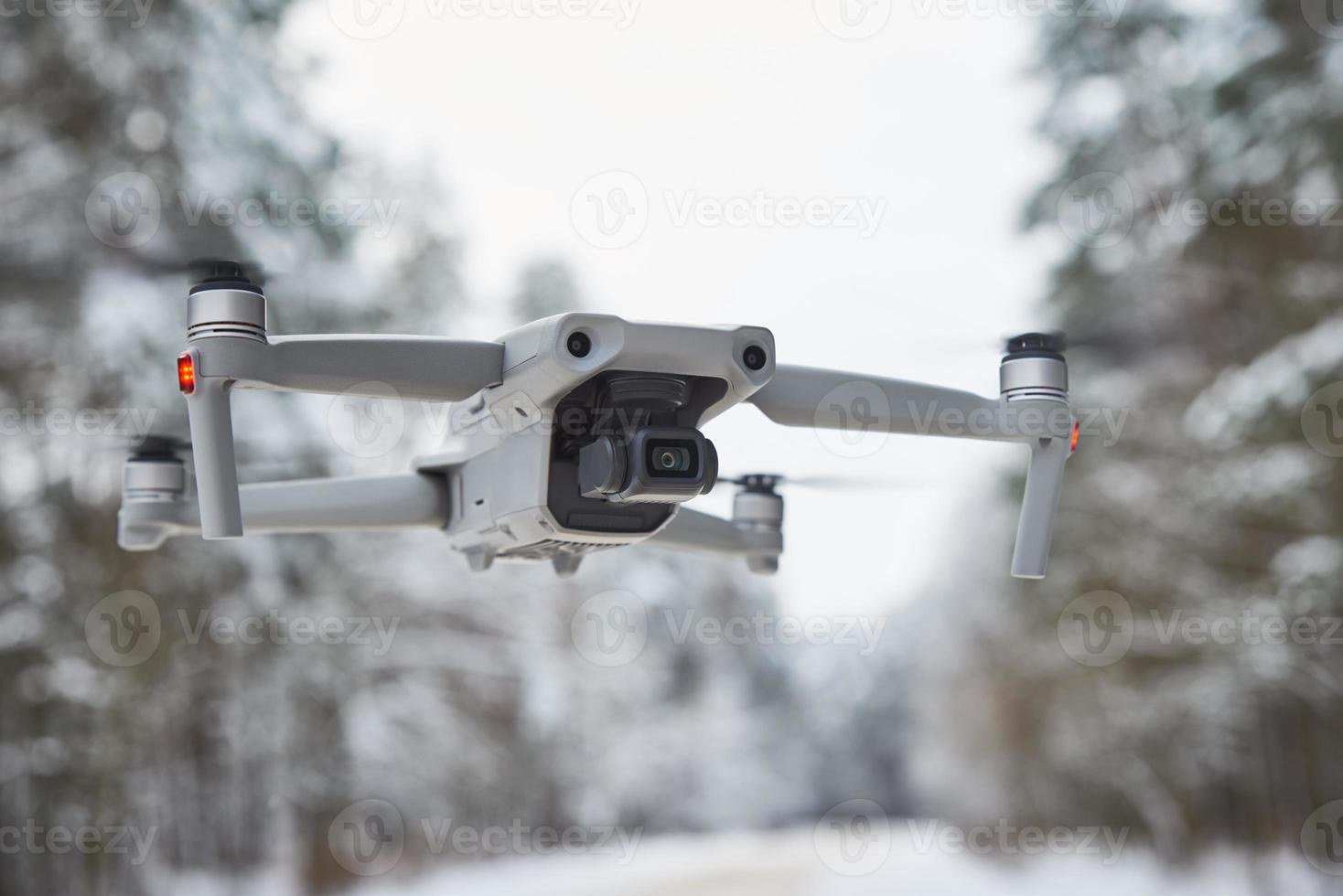 dar quadcopter met camera vliegend in winter Woud foto