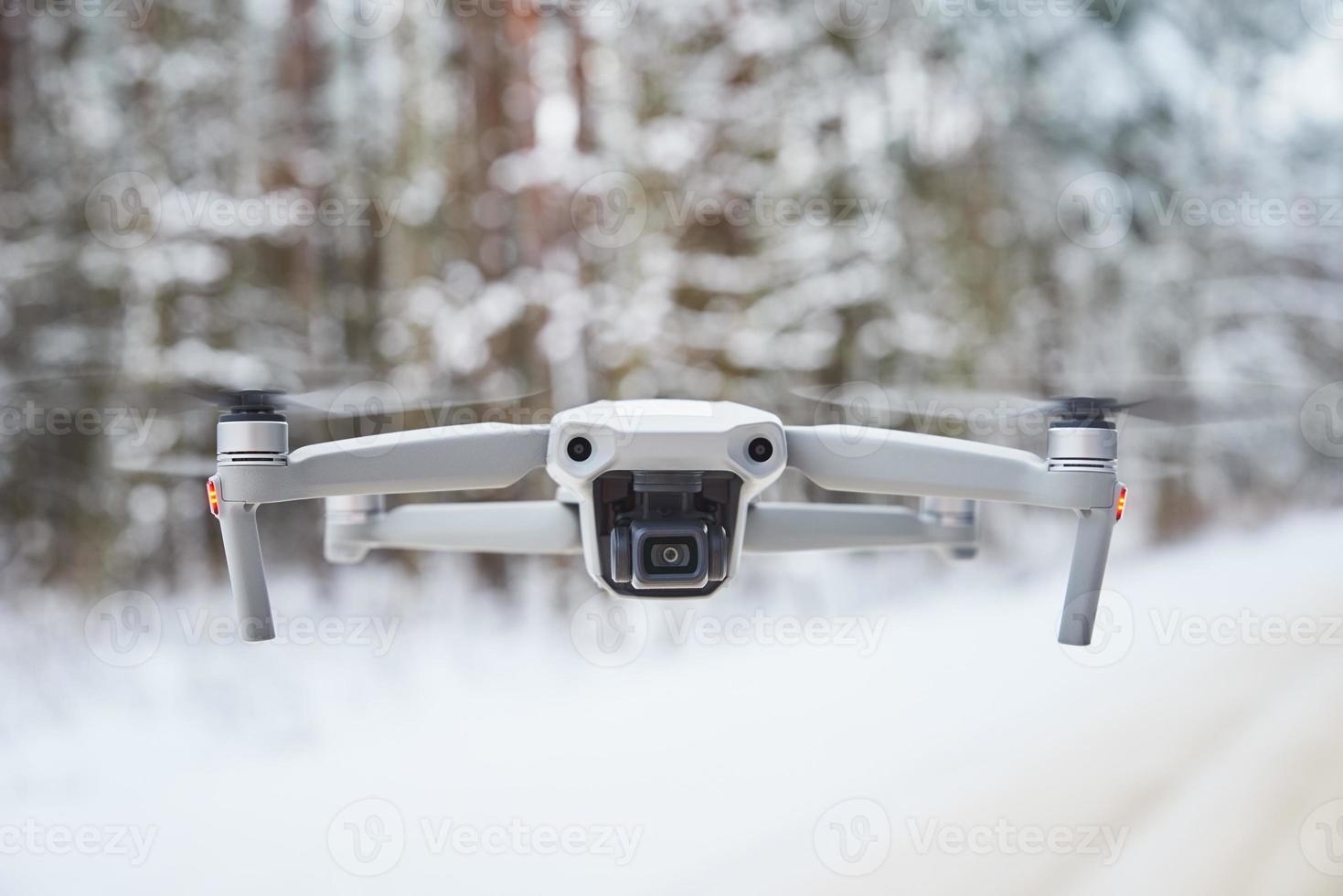 dar quadcopter met camera vliegend in winter Woud foto