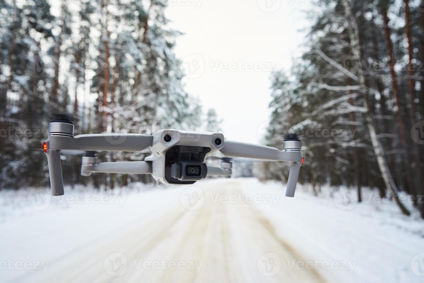 dar quadcopter met camera vliegend in winter Woud foto