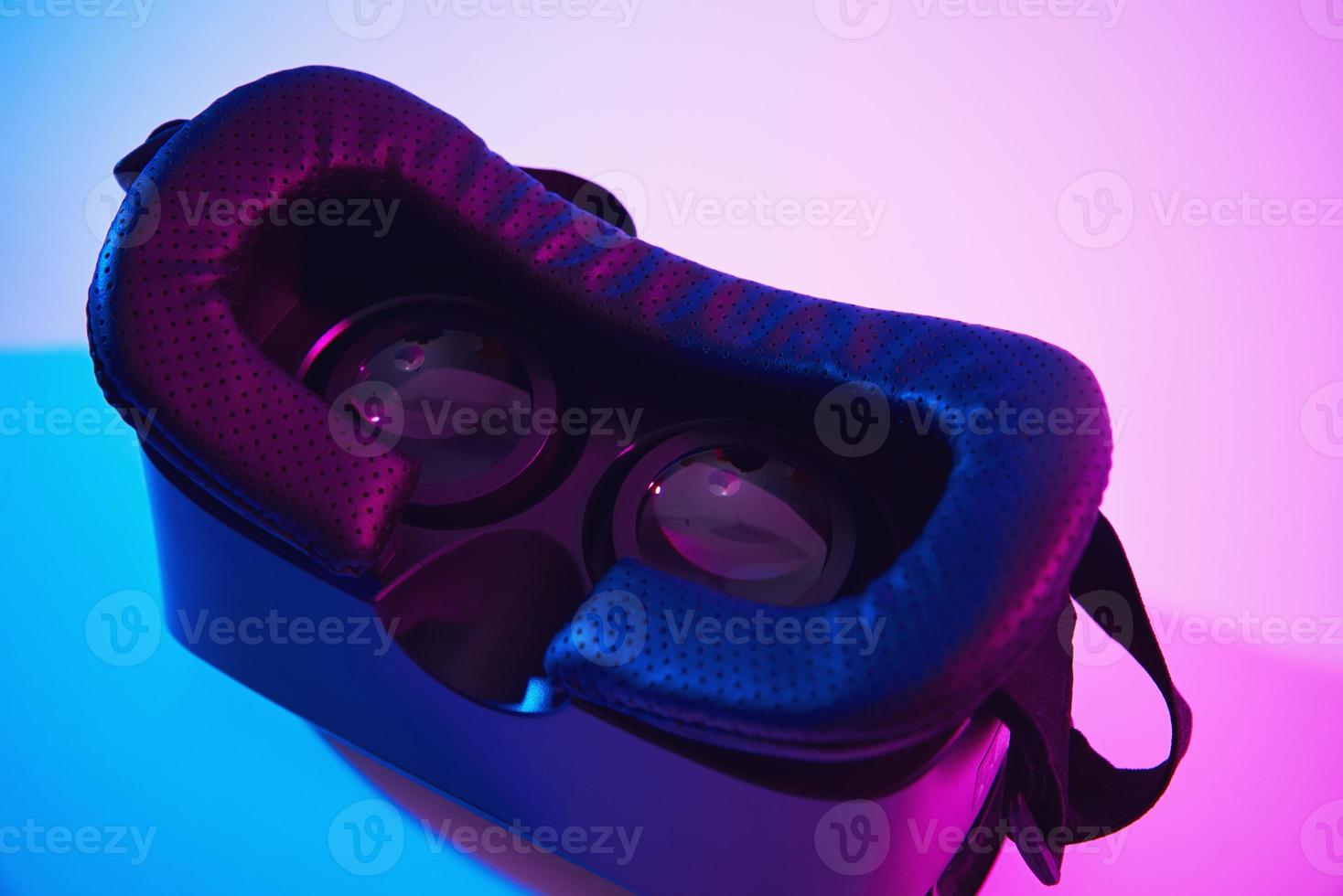 virtueel realiteit bril Aan kleurrijk achtergrond. toekomst technologie, vr concept foto