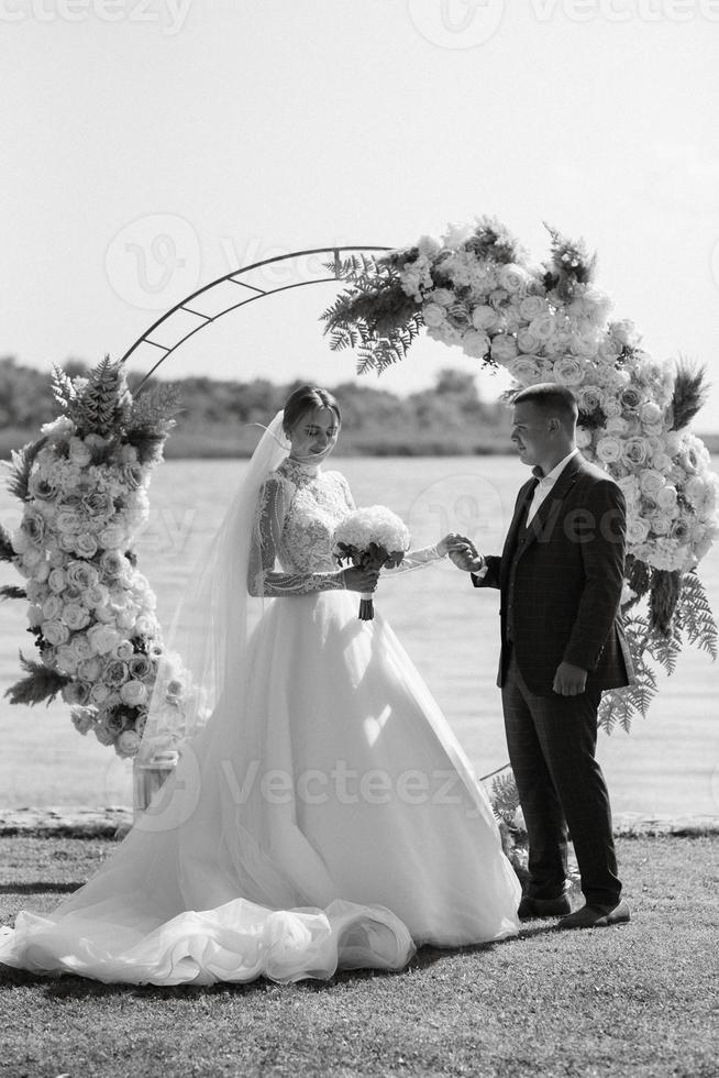 bruiloft ceremonie van de pasgetrouwden Aan de pier foto