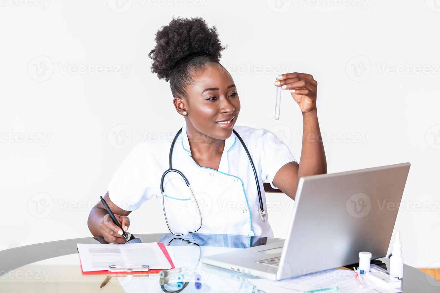 vrouw dokter in wit jas Holding bloed test buizen in handen terwijl verpakt omhoog in werk Bij modern laboratorium. vrouw leven wetenschap professioneel Holding glas cuvet. gezondheidszorg en biotechnologie concept. foto