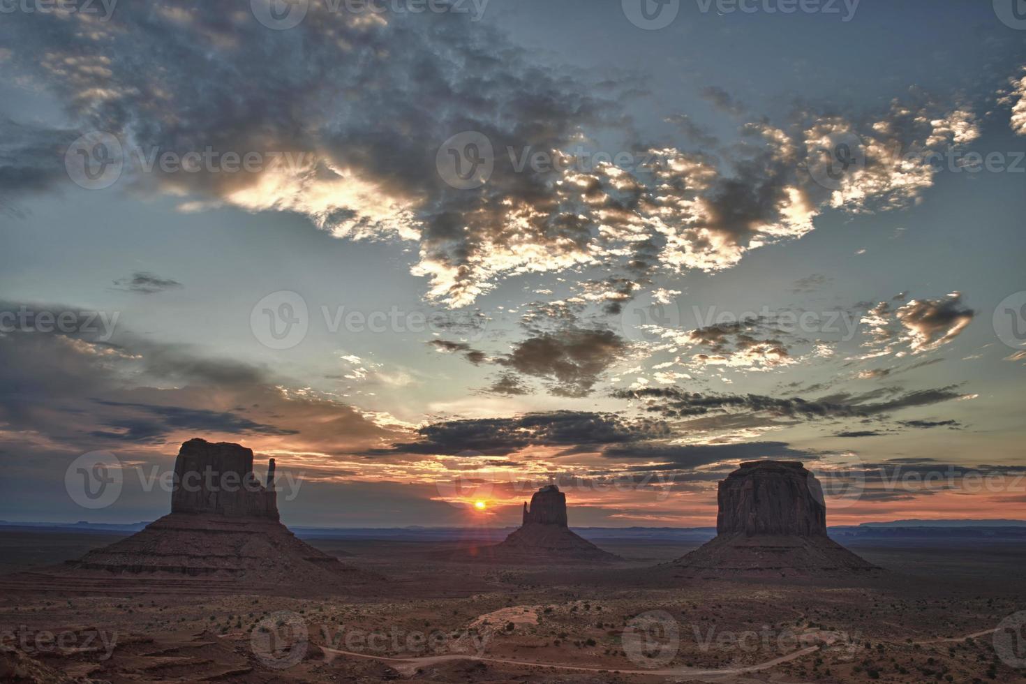 monument vallei Arizona visie Bij zonsondergang met geweldig bewolkt lucht en lichten Aan wanten foto