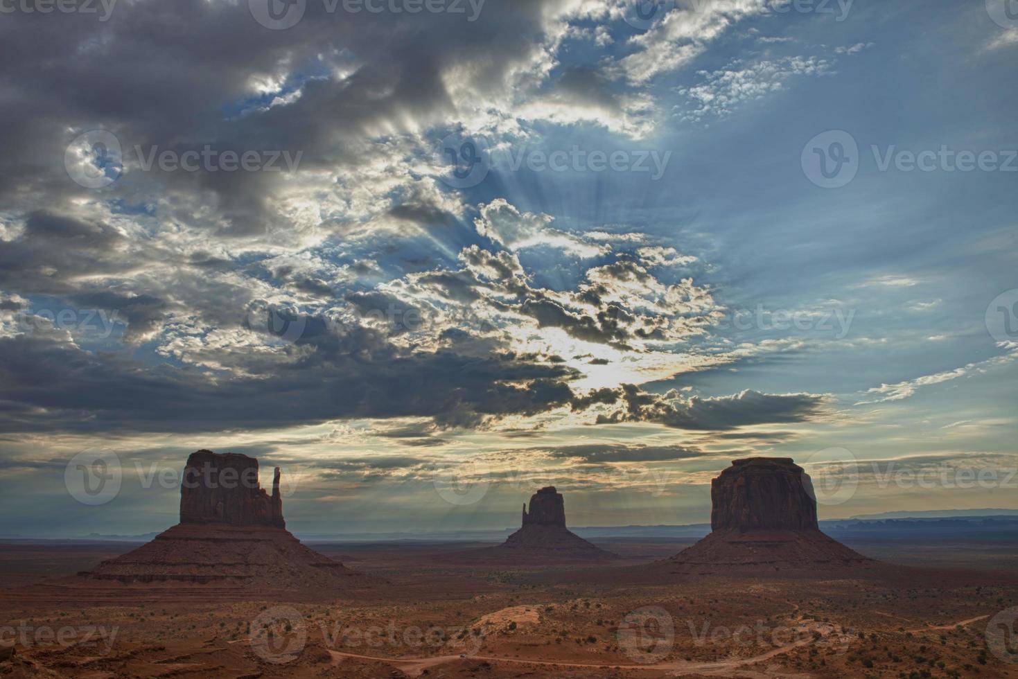 monument vallei Arizona visie Bij zonsondergang met geweldig bewolkt lucht en lichten Aan wanten foto