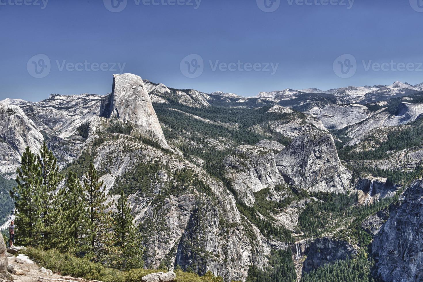 een mooi zonnig visie van yosemite vallei park voor de helft koepel foto