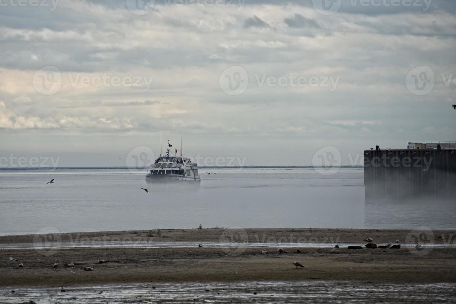 schip in de mist achtergrond foto