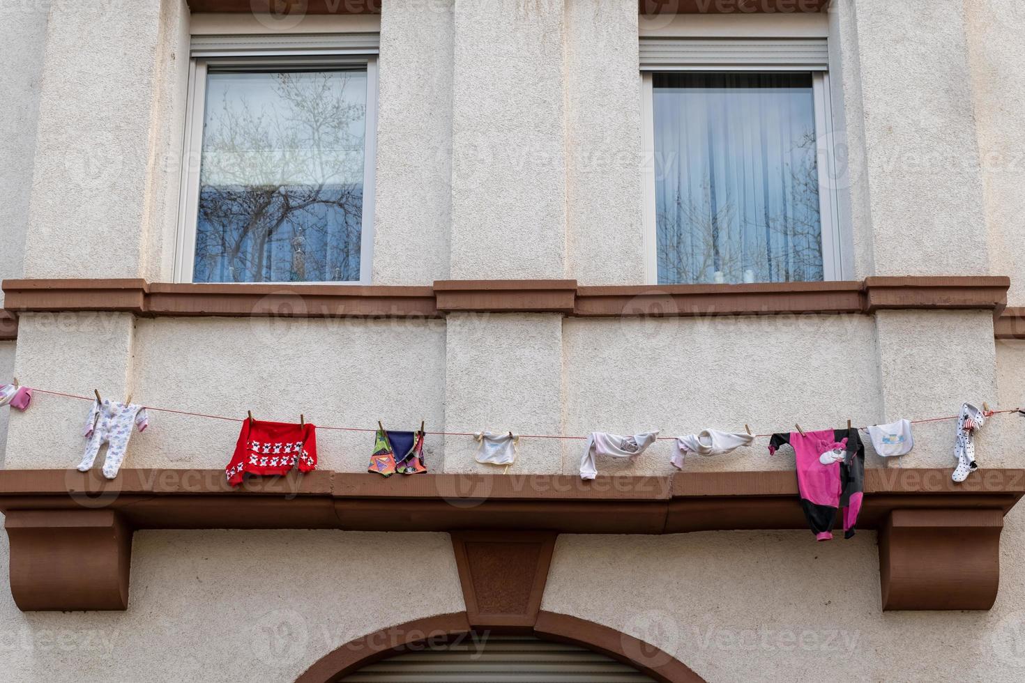 kleren Aan een Kledinglijn Bij een huis foto