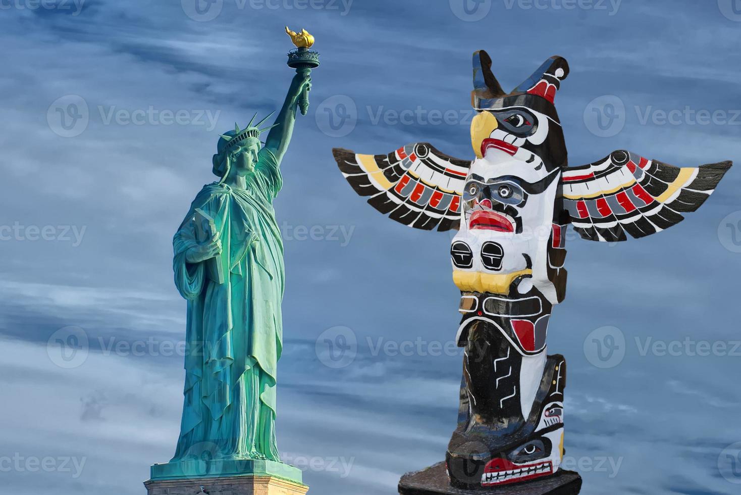 Indisch totem en Amerikaans standbeeld van vrijheid foto