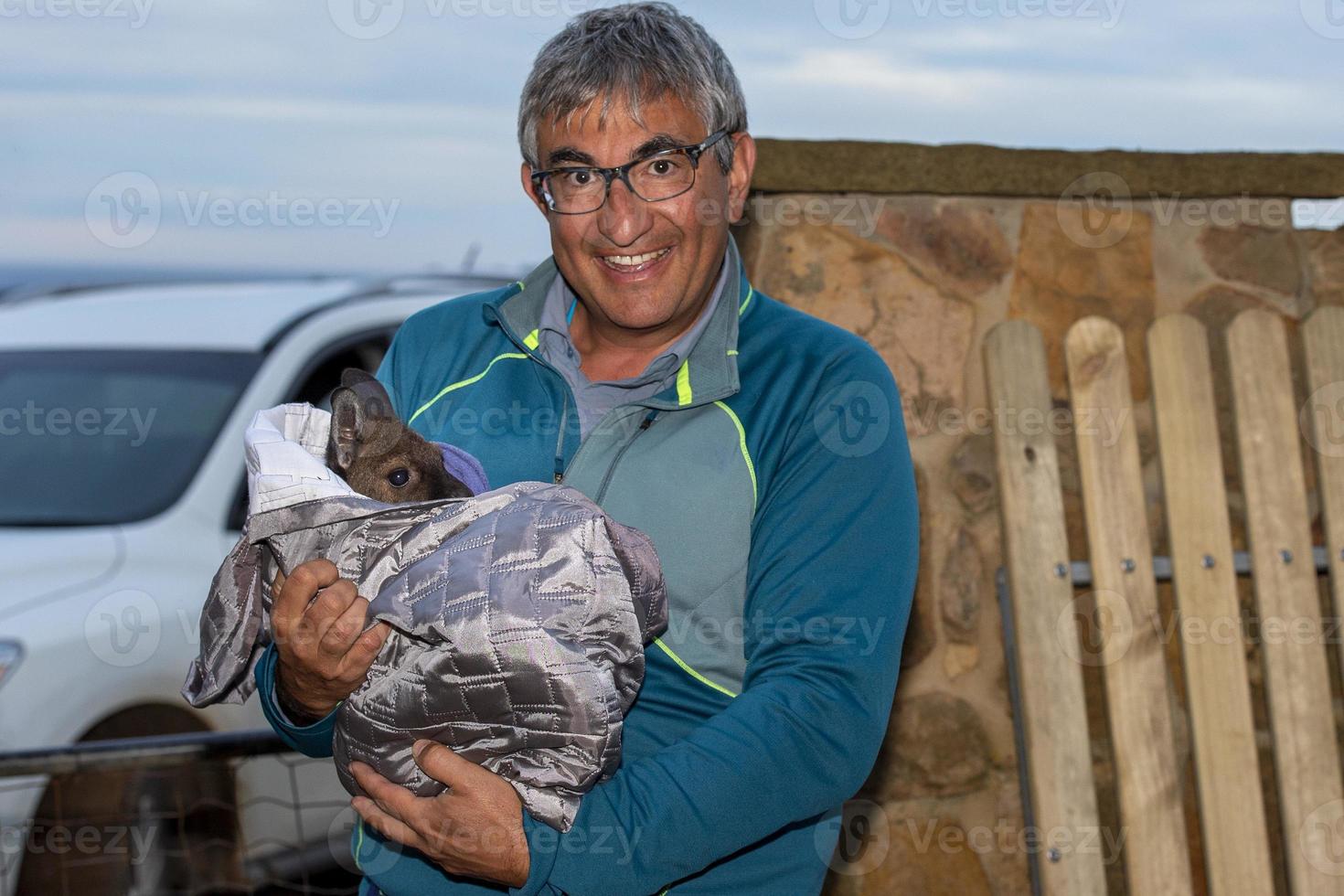 gered baby kangoeroe in kangoeroe eiland Australië voordat struik brand foto