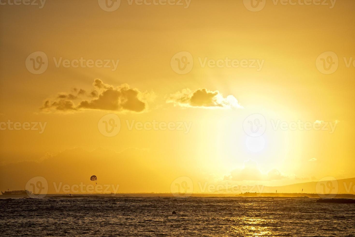 zonsondergang in waikiki foto