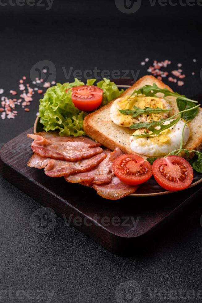 heerlijk gezond lunch bestaande van spek, geroosterd brood, eieren en tomaten foto