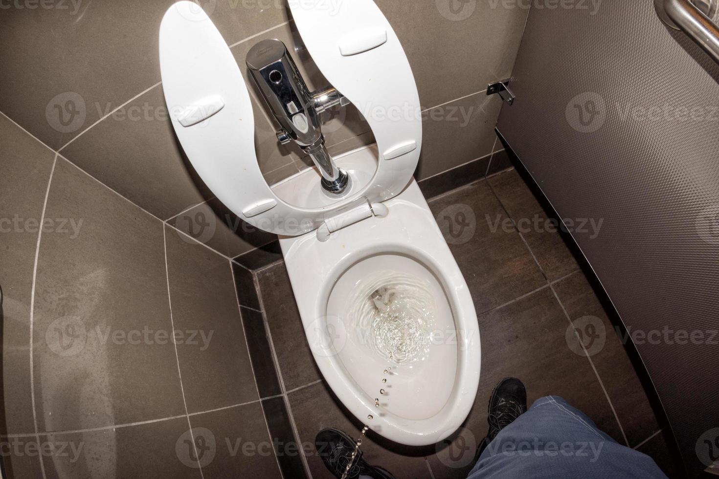 Mens plassen in openbaar toilet foto