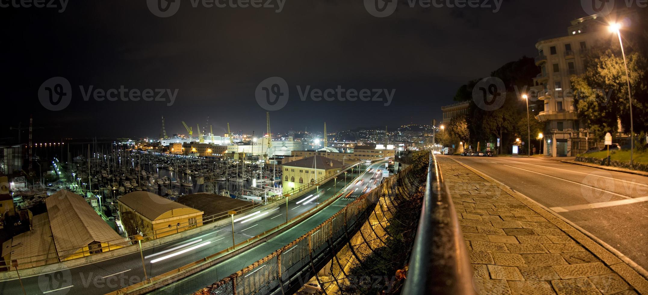 auto licht sporen Aan Genua viaduct Bij nacht foto