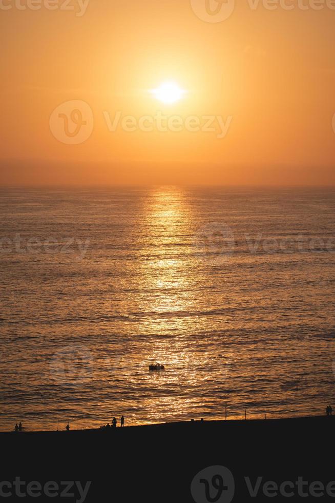 zonsondergang aan de kust foto
